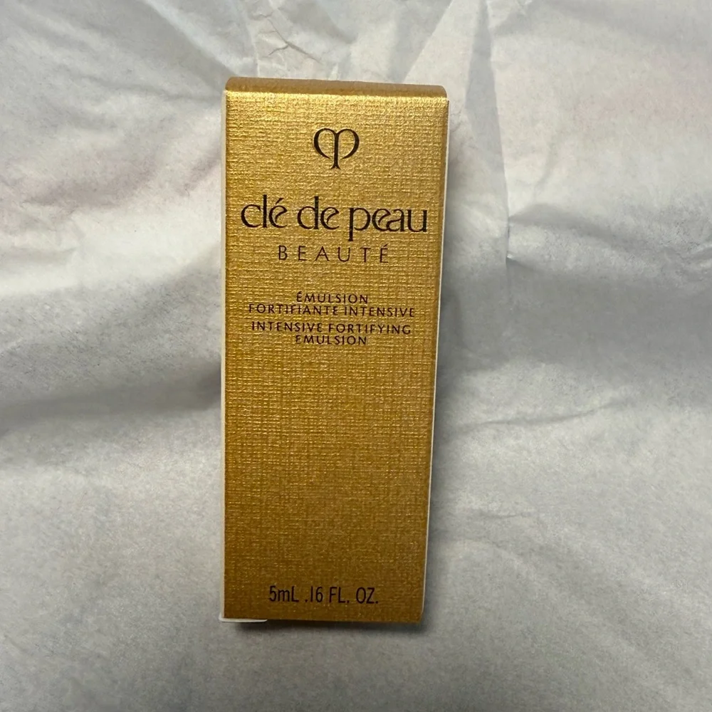 Clé de Peau Beauté bag and set. - Picture 4 of 8